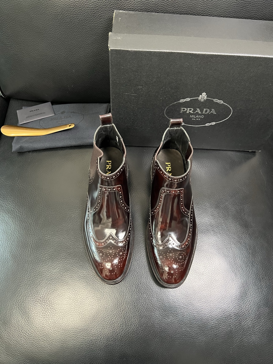 PRADA 高品质 顶级工艺品 普拉达 皮鞋专柜同步 原厂配置，意大利进口原版牛皮面料，透气舒适进口水染