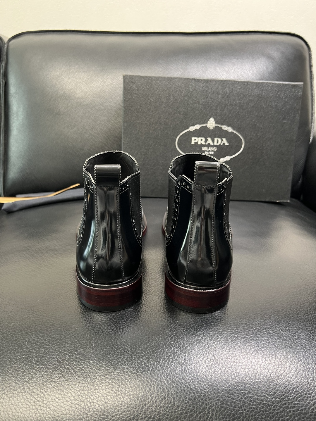 PRADA 高品质 顶级工艺品 普拉达 皮鞋专柜同步 原厂配置，意大利进口原版牛皮面料，透气舒适进口水染