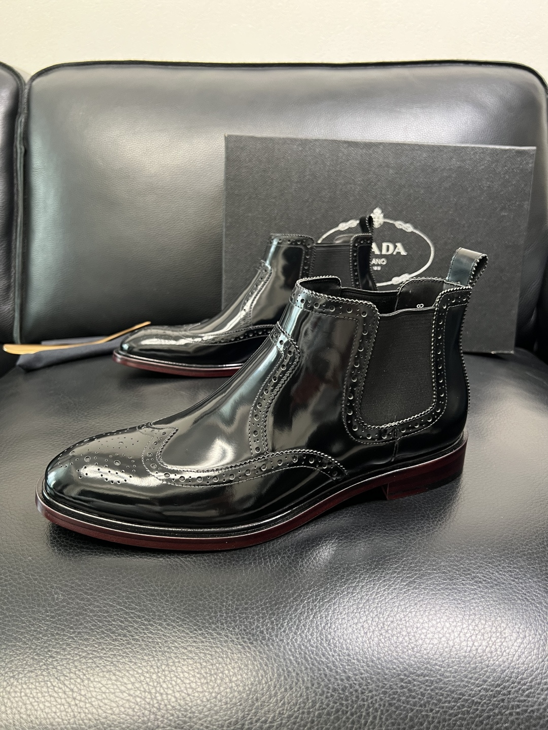 PRADA 高品质 顶级工艺品 普拉达 皮鞋专柜同步 原厂配置，意大利进口原版牛皮面料，透气舒适进口水染