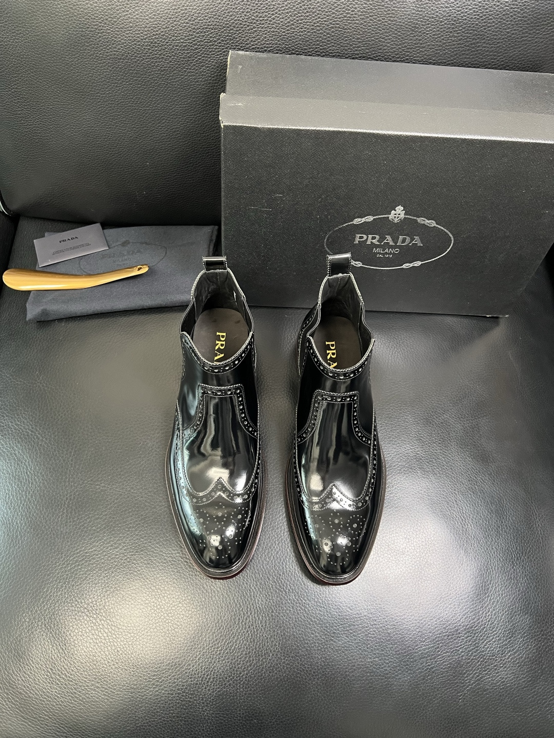 PRADA 高品质 顶级工艺品 普拉达 皮鞋专柜同步 原厂配置，意大利进口原版牛皮面料，透气舒适进口水染