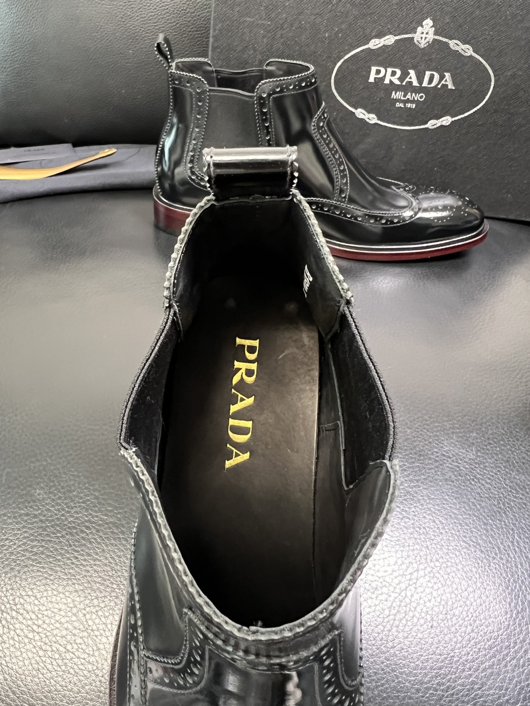 PRADA 高品质 顶级工艺品 普拉达 皮鞋专柜同步 原厂配置，意大利进口原版牛皮面料，透气舒适进口水染