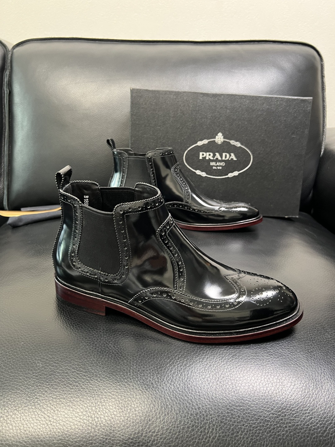 PRADA 高品质 顶级工艺品 普拉达 皮鞋专柜同步 原厂配置，意大利进口原版牛皮面料，透气舒适进口水染