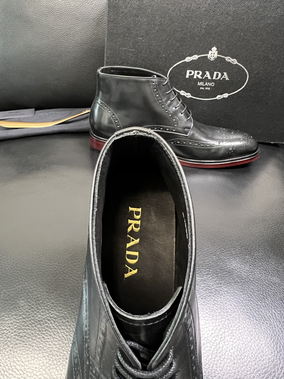PRADA 高品质 顶级工艺品 普拉达 皮鞋专柜同步 原厂配置，意大利进口原版牛皮面料，透气舒适进口水染