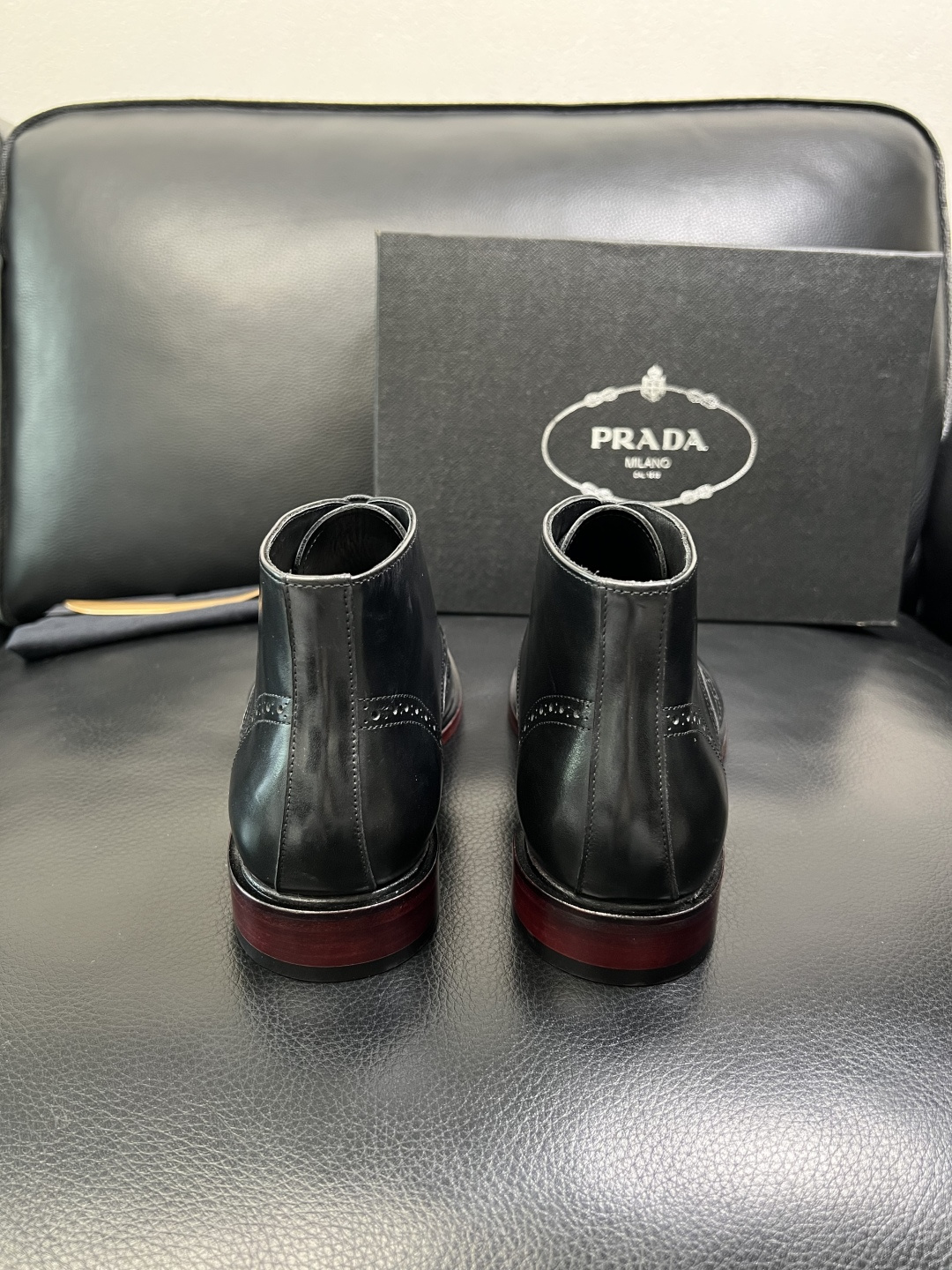 PRADA 高品质 顶级工艺品 普拉达 皮鞋专柜同步 原厂配置，意大利进口原版牛皮面料，透气舒适进口水染