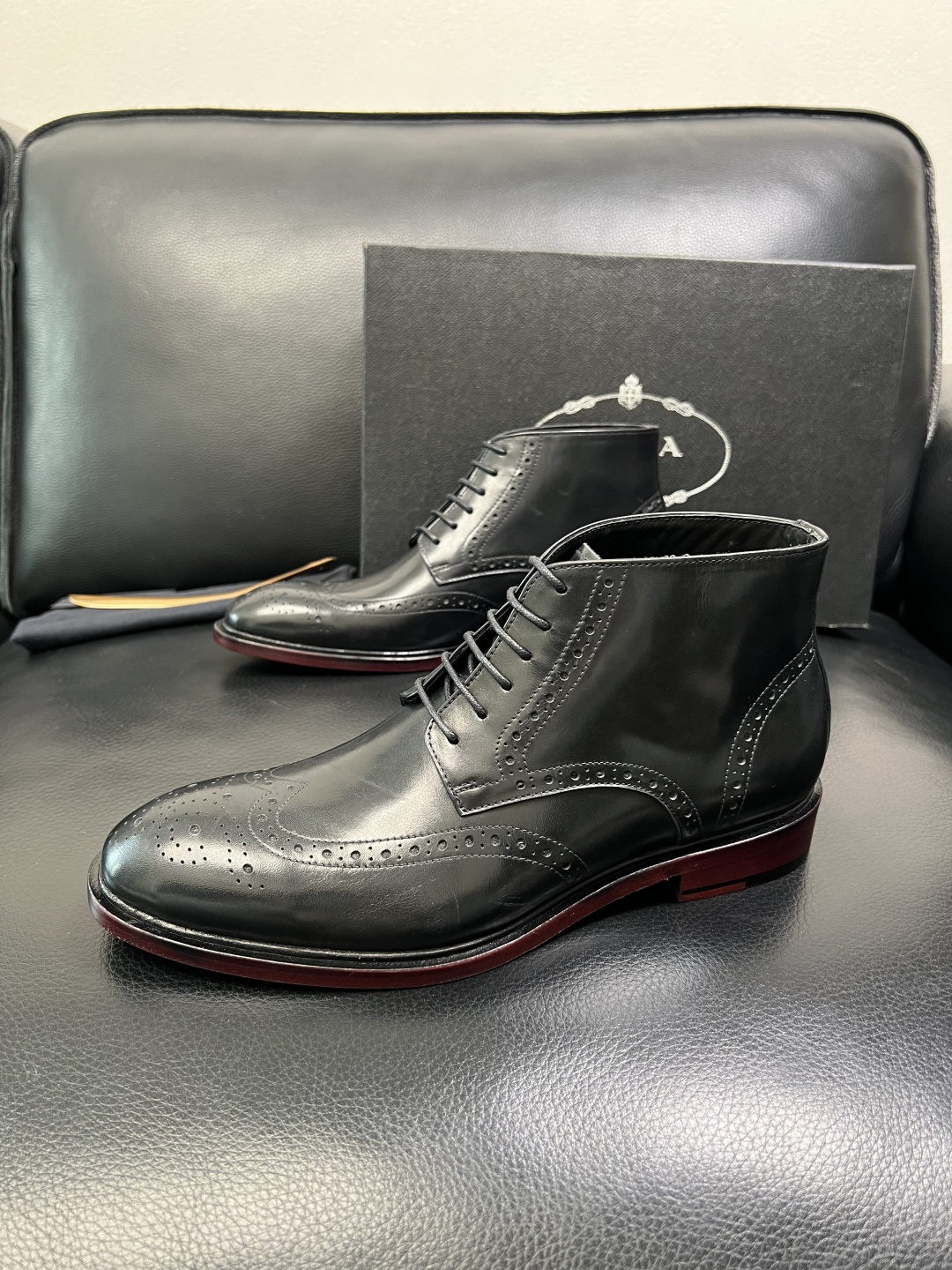 PRADA 高品质 顶级工艺品 普拉达 皮鞋专柜同步 原厂配置，意大利进口原版牛皮面料，透气舒适进口水染