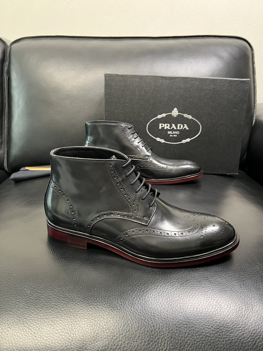 PRADA 高品质 顶级工艺品 普拉达 皮鞋专柜同步 原厂配置，意大利进口原版牛皮面料，透气舒适进口水染