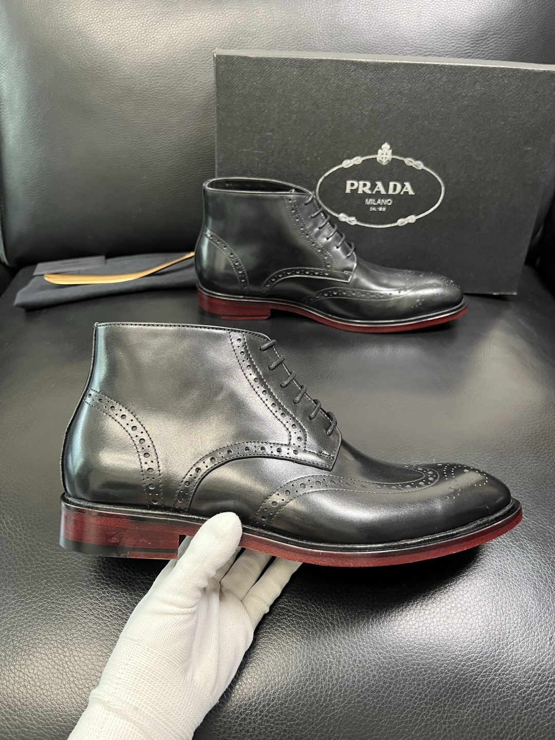 PRADA 高品质 顶级工艺品 普拉达 皮鞋专柜同步 原厂配置，意大利进口原版牛皮面料，透气舒适进口水染