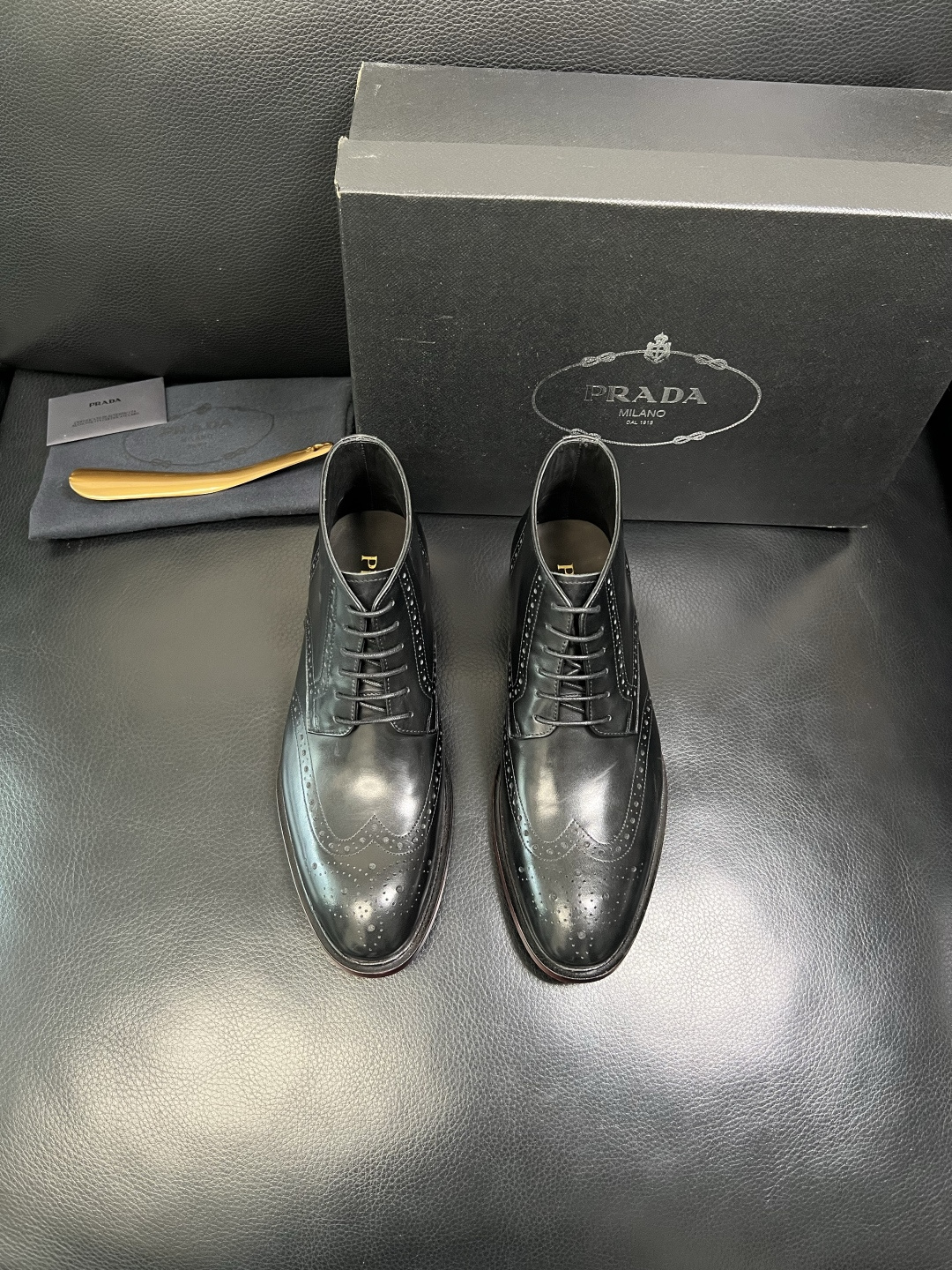 PRADA 高品质 顶级工艺品 普拉达 皮鞋专柜同步 原厂配置，意大利进口原版牛皮面料，透气舒适进口水染