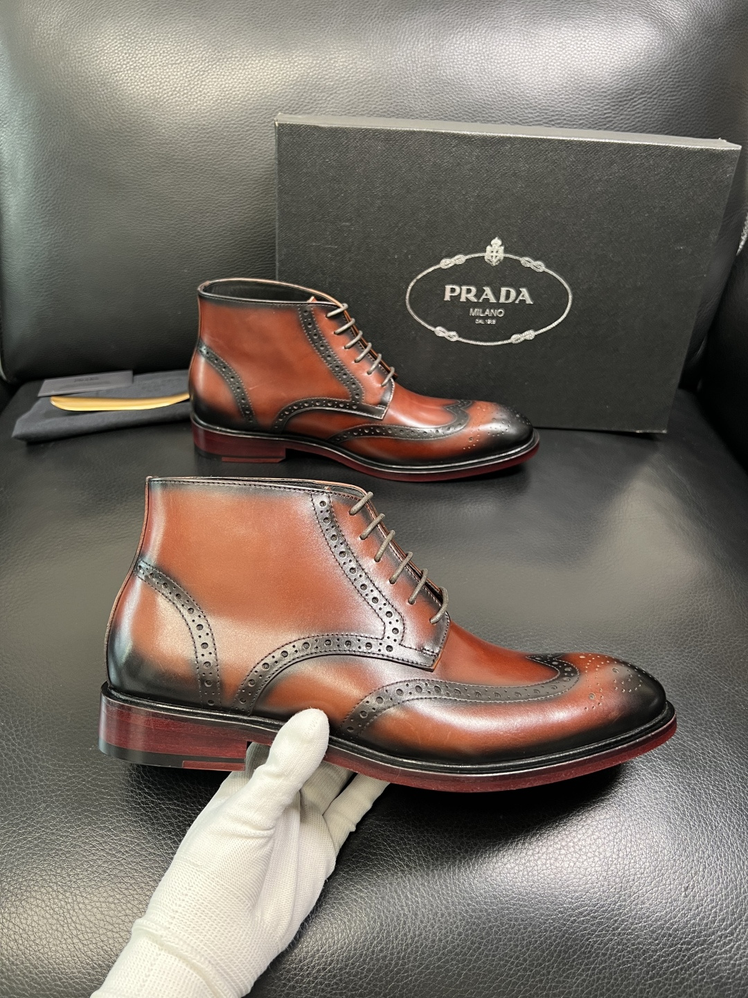 PRADA 高品质 顶级工艺品 普拉达 皮鞋专柜同步 原厂配置，意大利进口原版牛皮面料，透气舒适进口水染
