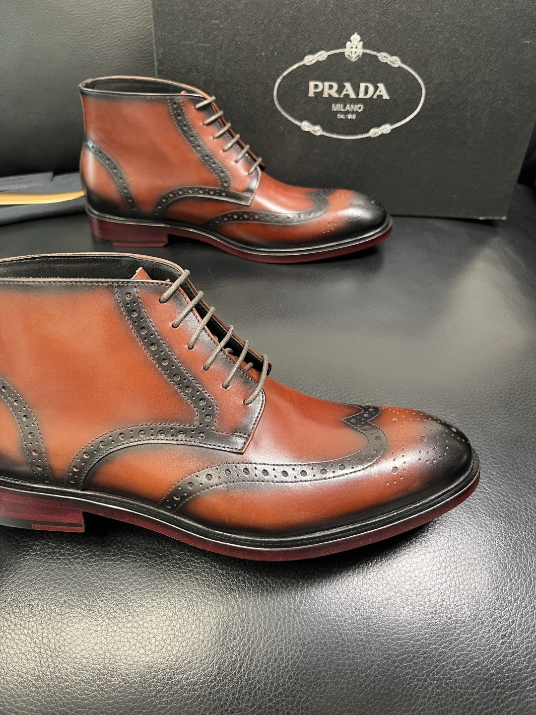 PRADA 高品质 顶级工艺品 普拉达 皮鞋专柜同步 原厂配置，意大利进口原版牛皮面料，透气舒适进口水染