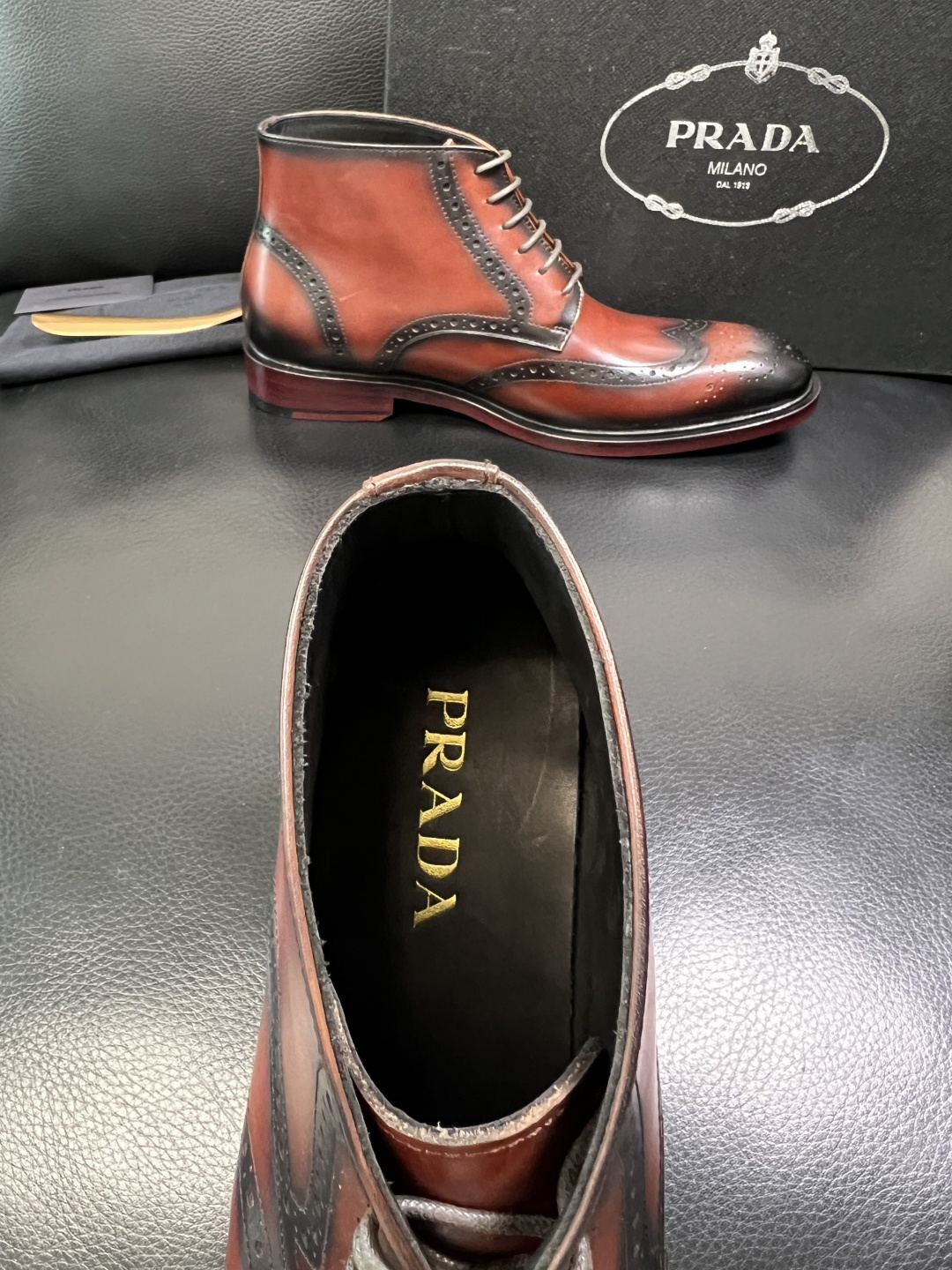 PRADA 高品质 顶级工艺品 普拉达 皮鞋专柜同步 原厂配置，意大利进口原版牛皮面料，透气舒适进口水染