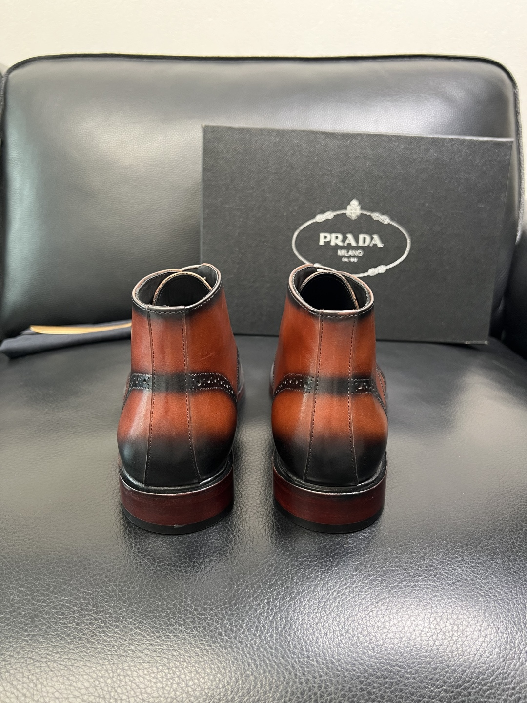 PRADA 高品质 顶级工艺品 普拉达 皮鞋专柜同步 原厂配置，意大利进口原版牛皮面料，透气舒适进口水染