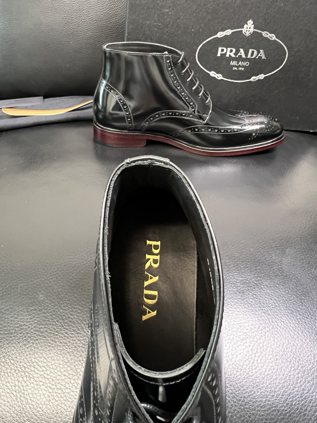 PRADA 高品质 顶级工艺品 普拉达 皮鞋专柜同步 原厂配置，意大利进口原版牛皮面料，透气舒适进口水染