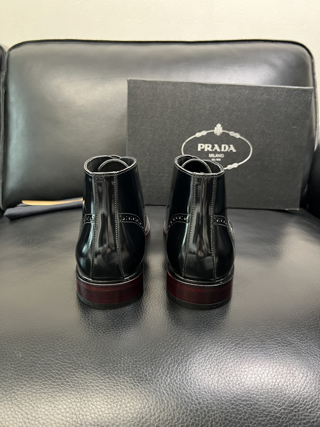 PRADA 高品质 顶级工艺品 普拉达 皮鞋专柜同步 原厂配置，意大利进口原版牛皮面料，透气舒适进口水染