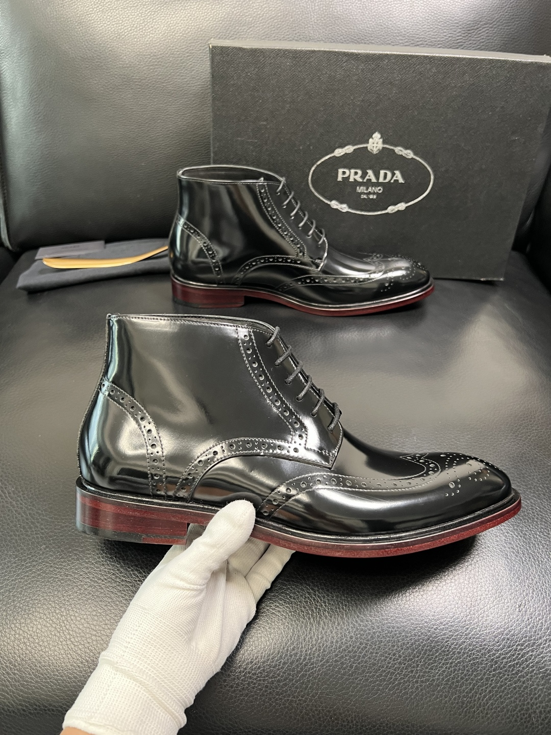 PRADA 高品质 顶级工艺品 普拉达 皮鞋专柜同步 原厂配置，意大利进口原版牛皮面料，透气舒适进口水染