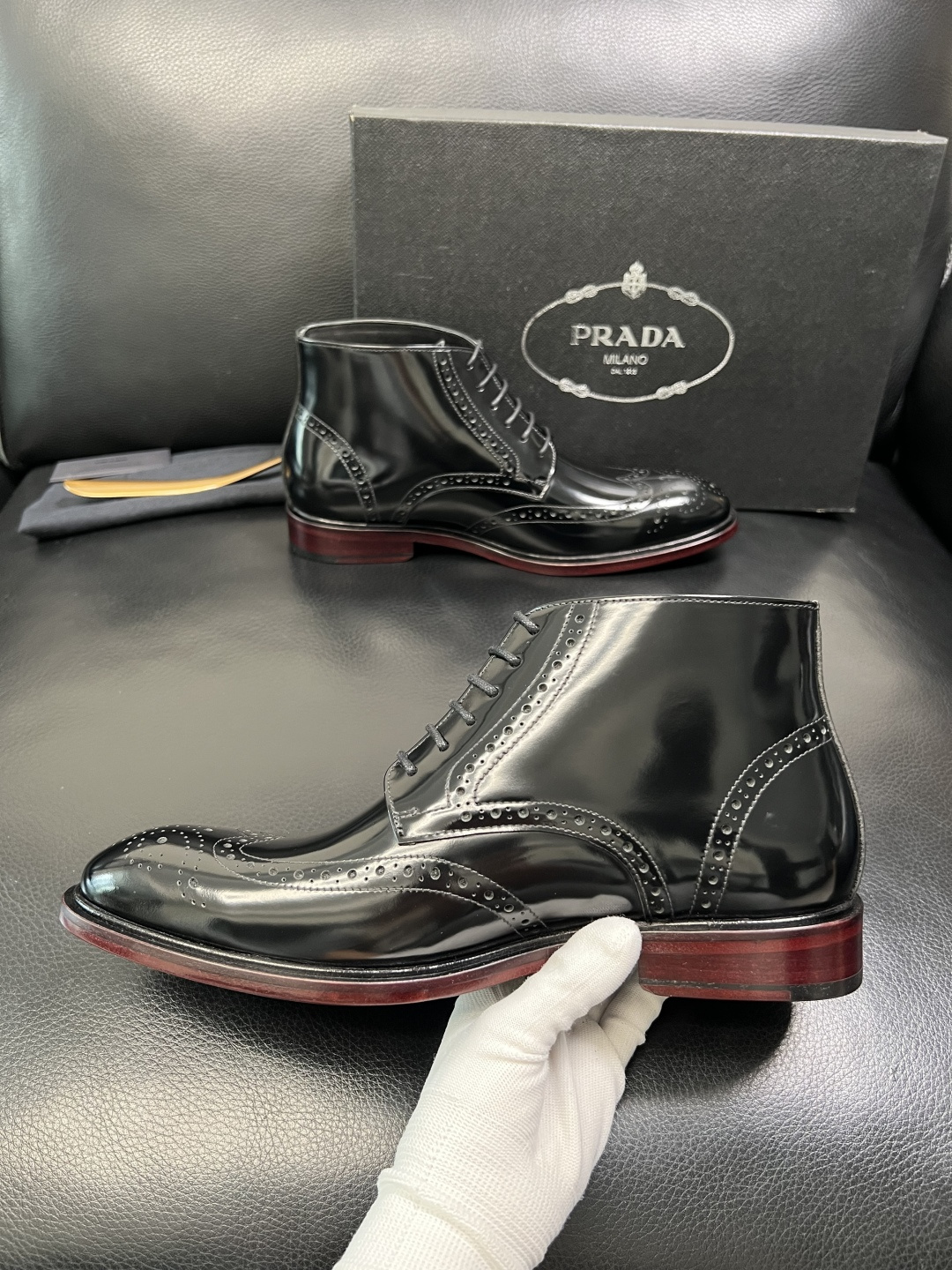 PRADA 高品质 顶级工艺品 普拉达 皮鞋专柜同步 原厂配置，意大利进口原版牛皮面料，透气舒适进口水染