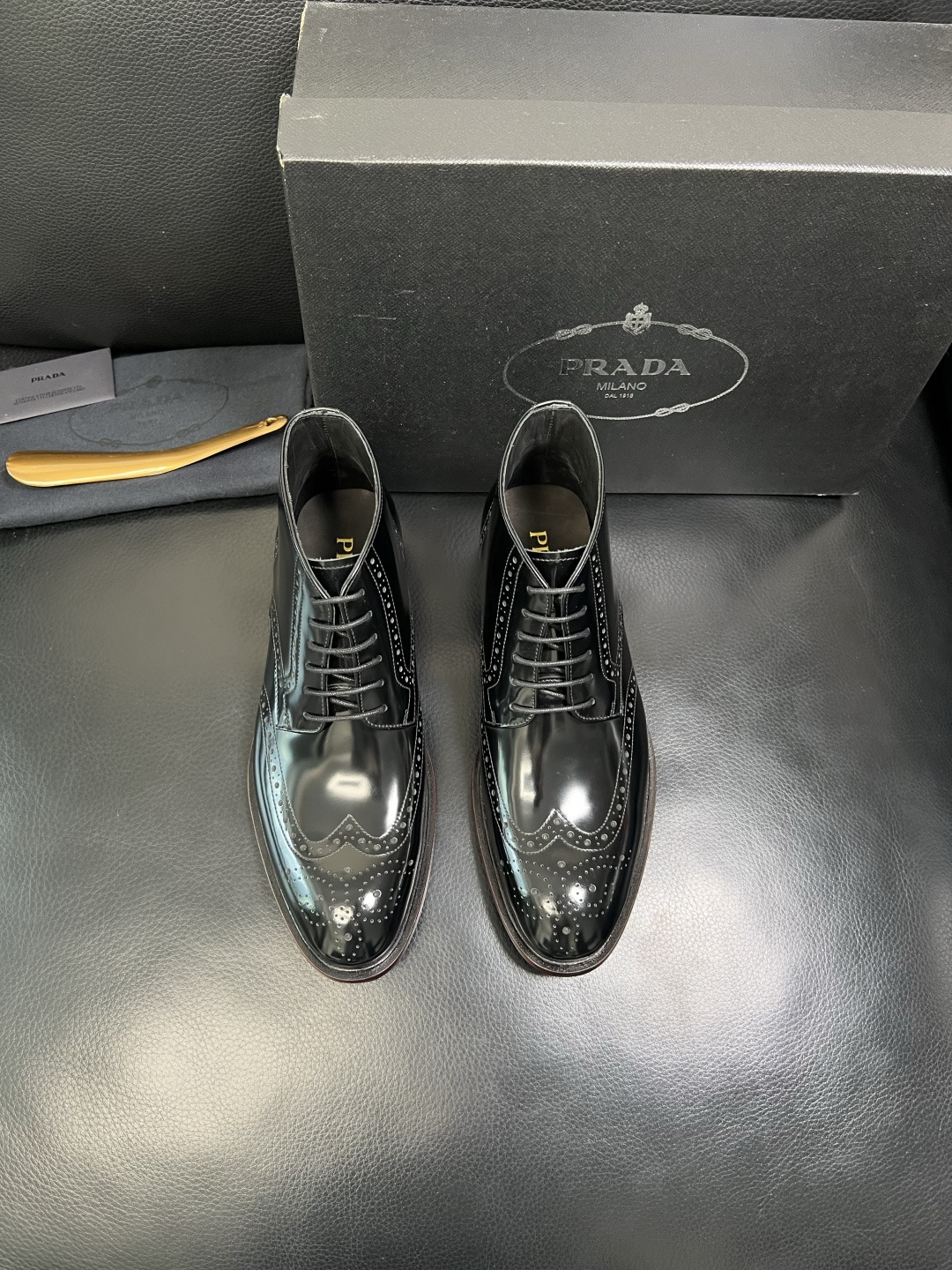 PRADA 高品质 顶级工艺品 普拉达 皮鞋专柜同步 原厂配置，意大利进口原版牛皮面料，透气舒适进口水染