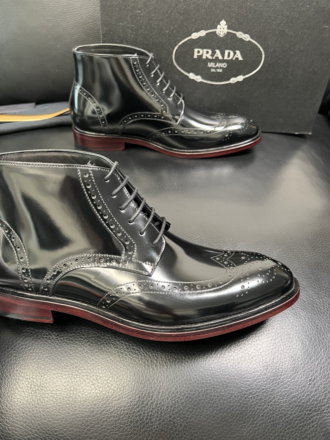 PRADA 高品质 顶级工艺品 普拉达 皮鞋专柜同步 原厂配置，意大利进口原版牛皮面料，透气舒适进口水染