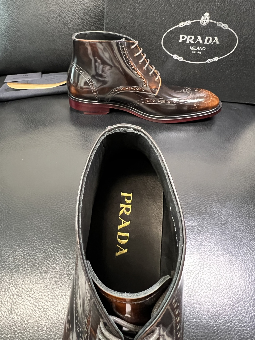 PRADA 高品质 顶级工艺品 普拉达 皮鞋专柜同步 原厂配置，意大利进口原版牛皮面料，透气舒适进口水染