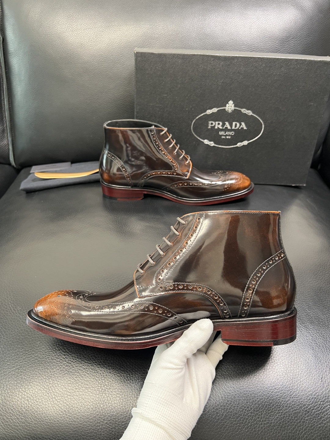 PRADA 高品质 顶级工艺品 普拉达 皮鞋专柜同步 原厂配置，意大利进口原版牛皮面料，透气舒适进口水染