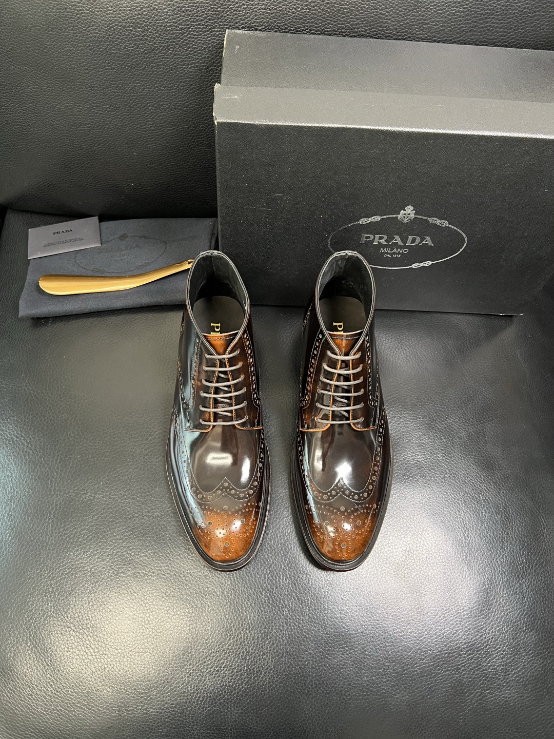 PRADA 高品质 顶级工艺品 普拉达 皮鞋专柜同步 原厂配置，意大利进口原版牛皮面料，透气舒适进口水染