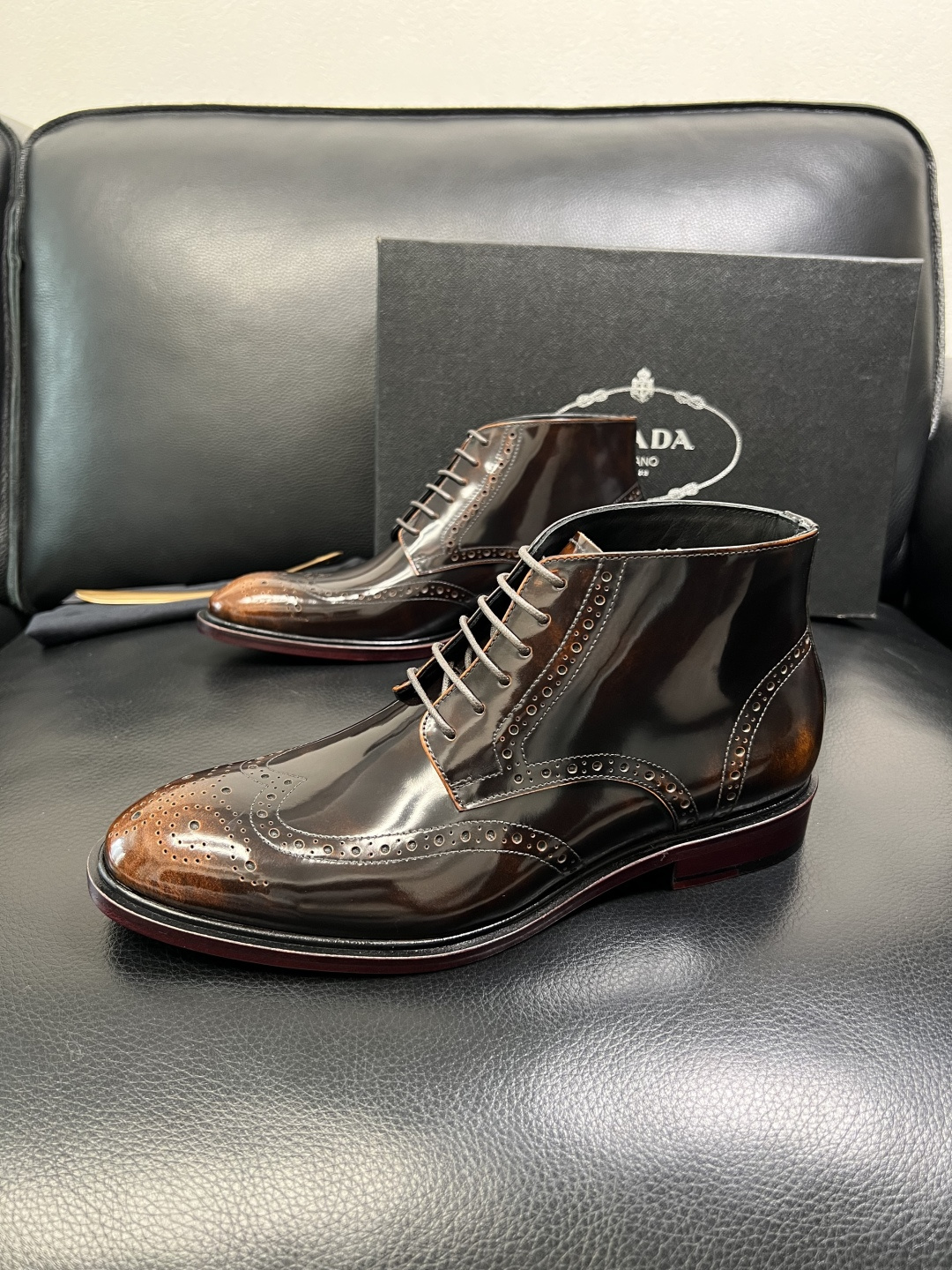 PRADA 高品质 顶级工艺品 普拉达 皮鞋专柜同步 原厂配置，意大利进口原版牛皮面料，透气舒适进口水染