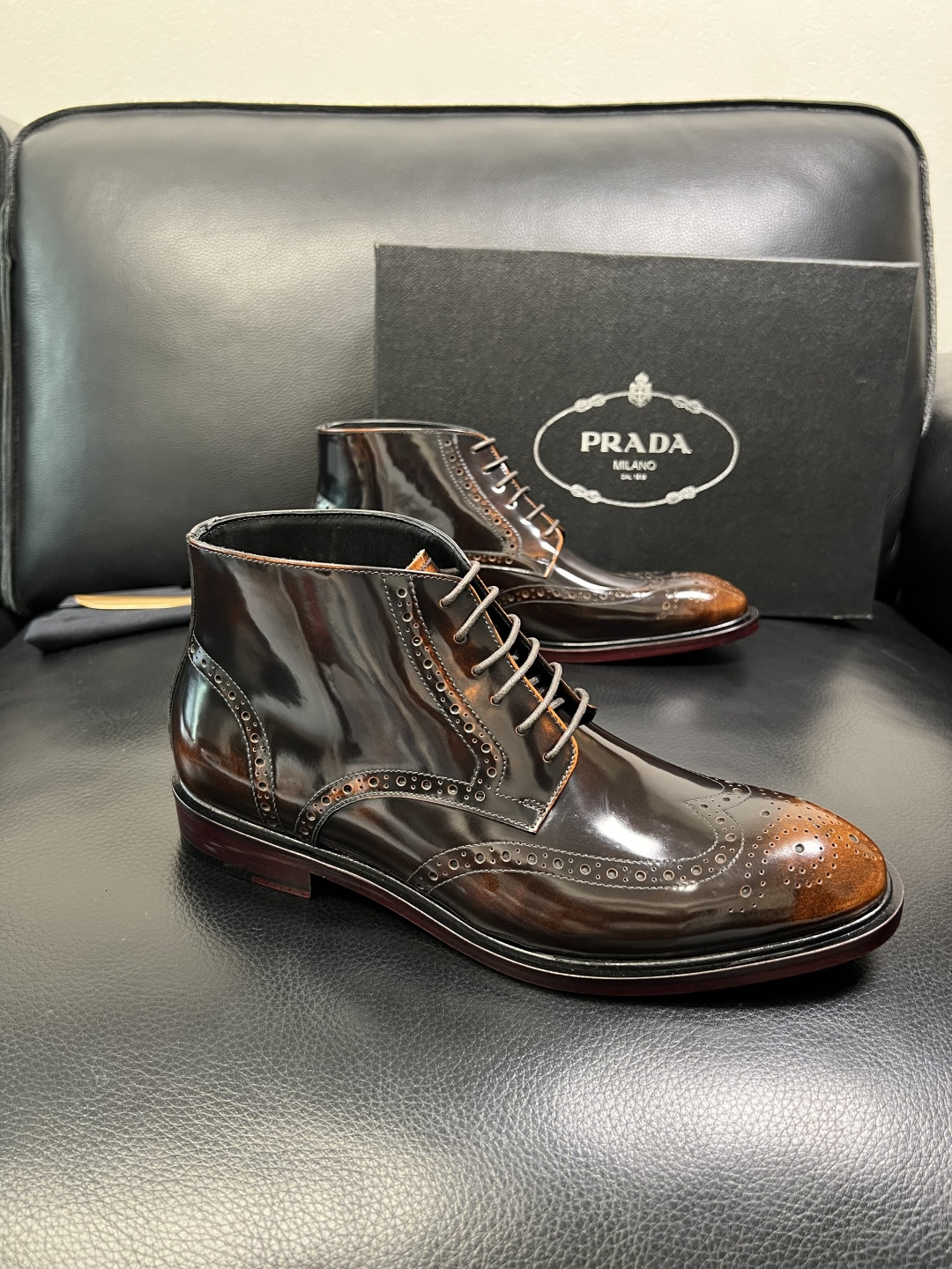 NO:711620,PRADA High-quality top crafts Prada Leather Shoes Counter Synchronization Original factory configuration, original cowhide fabric imported from Italy, breathable and comfortable imported water-dyed cowhide lining, original soles specially provided by the factory and super comfortable, original factory order code number 39-44 (order 38 45 46), prada, prada, cowhide19860909PRADA 高品质 顶级工艺品 普拉达 皮鞋专柜同步 原厂配置,意大利进口原版牛皮面料,透气舒适进口水染牛里垫,鞋底原厂特供原版底超级舒适,原厂跟单货码数 39-44（订 38 45 46）,,prada,prada,cowhide,Men's shoes