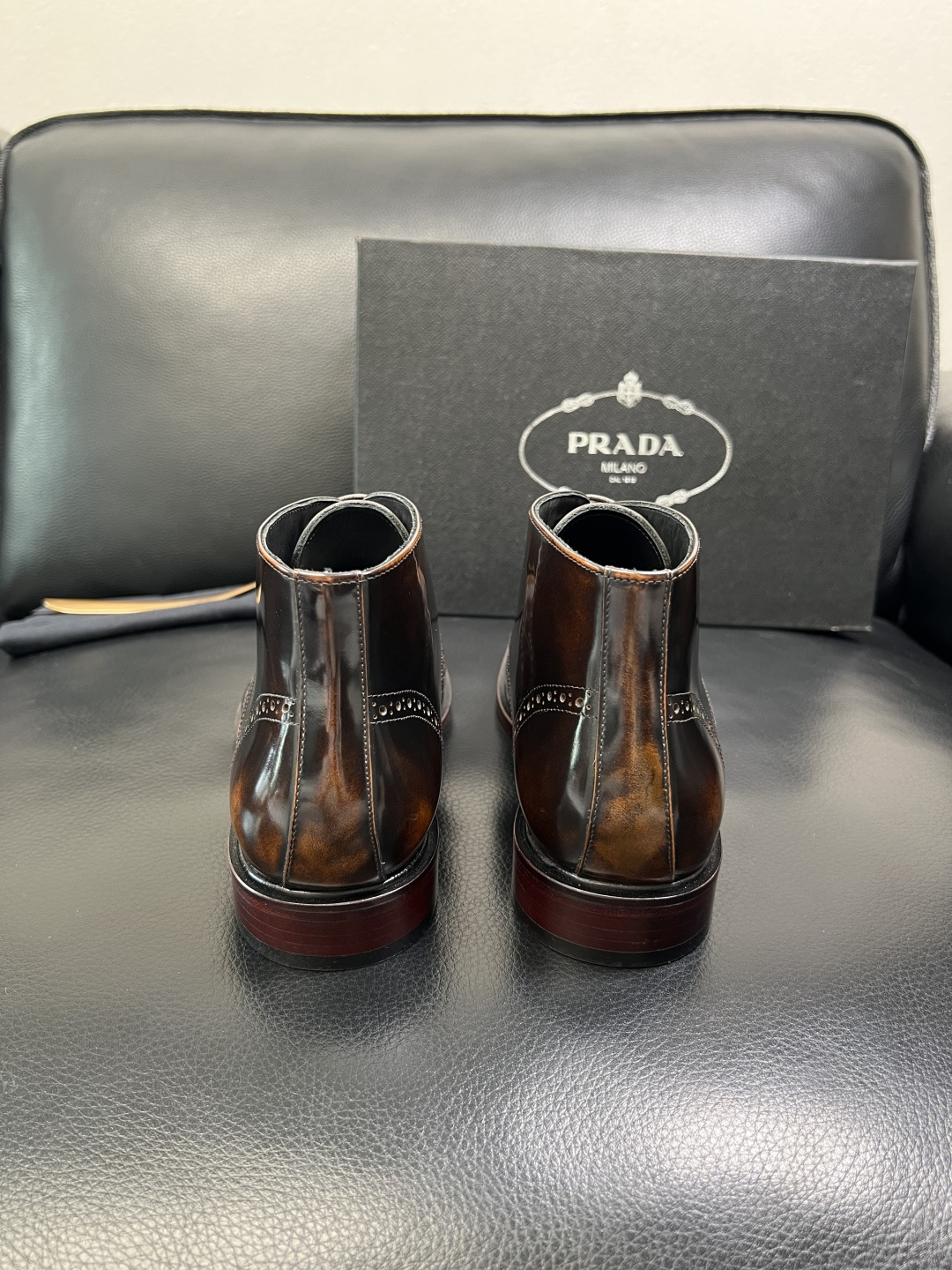 PRADA 高品质 顶级工艺品 普拉达 皮鞋专柜同步 原厂配置，意大利进口原版牛皮面料，透气舒适进口水染