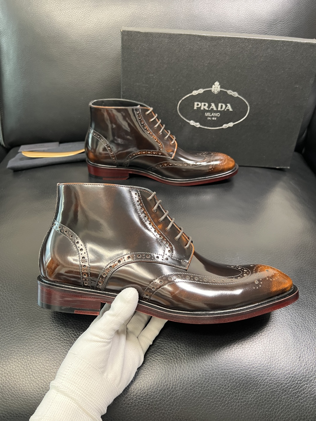PRADA 高品质 顶级工艺品 普拉达 皮鞋专柜同步 原厂配置，意大利进口原版牛皮面料，透气舒适进口水染