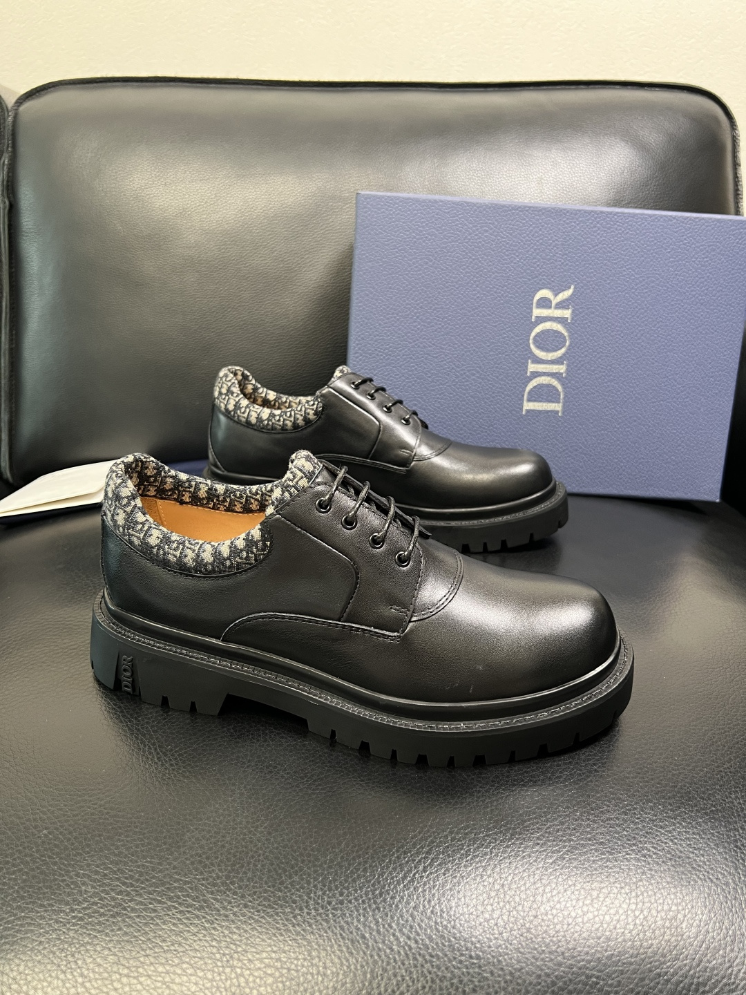 Dior 顶级工艺品 迪奥 专柜同步 原厂配置，意大利进口原版牛皮面料，透气舒适进口水染牛里垫，鞋底：原