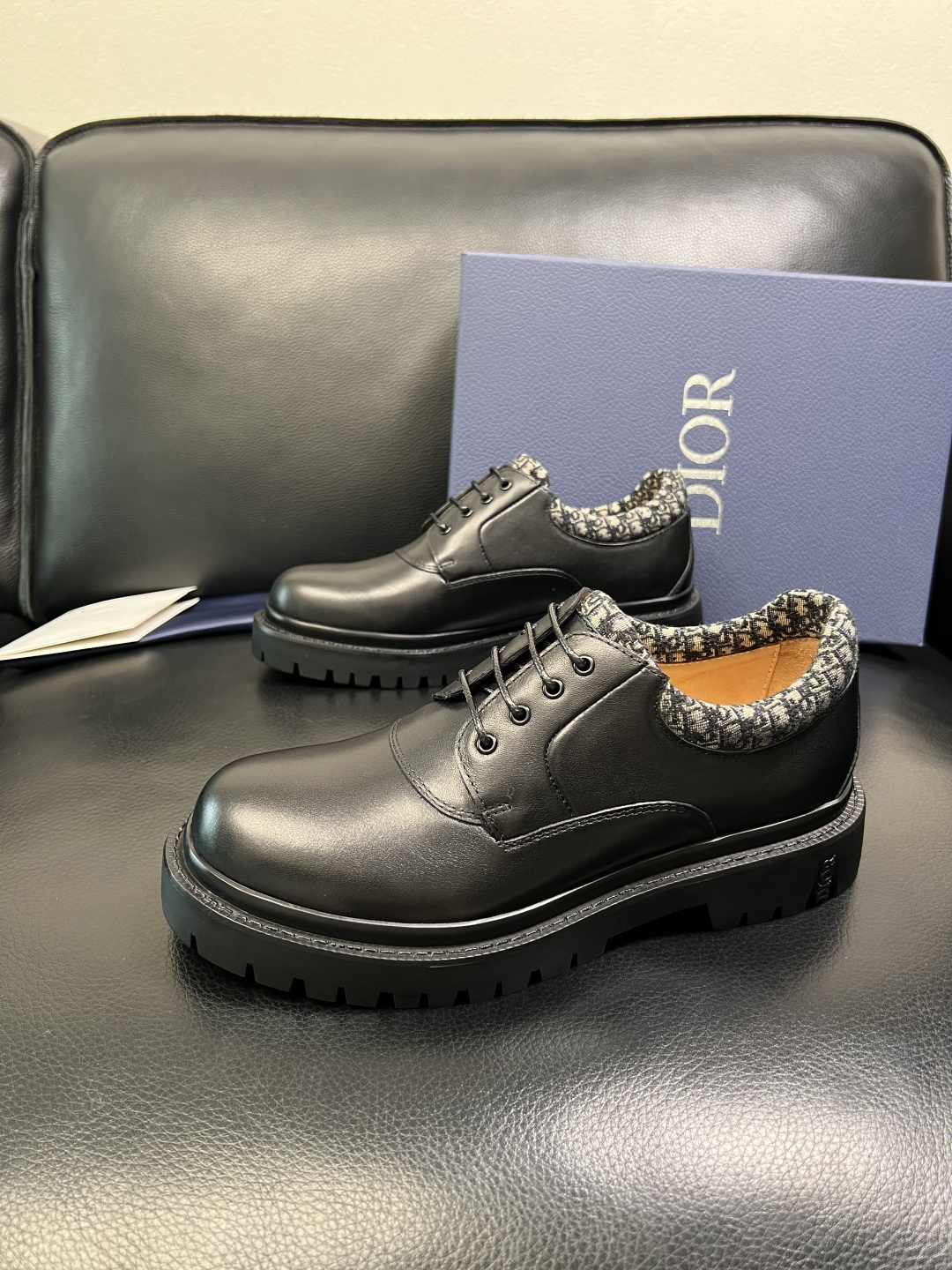 Dior 顶级工艺品 迪奥 专柜同步 原厂配置，意大利进口原版牛皮面料，透气舒适进口水染牛里垫，鞋底：原