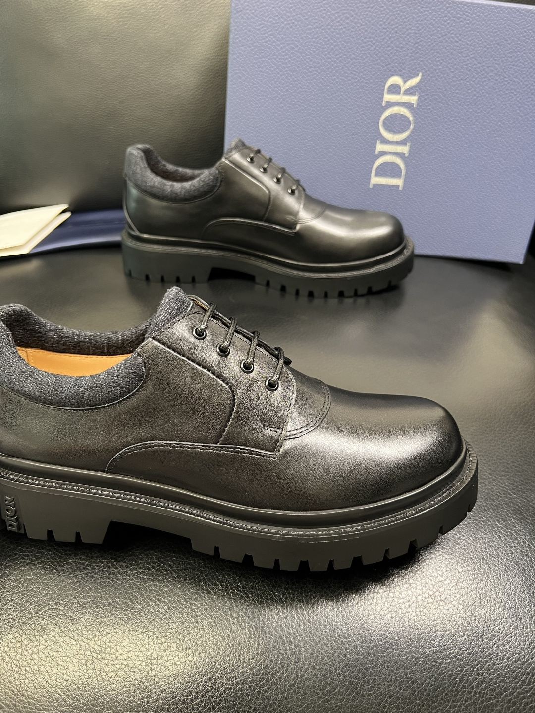 Dior 顶级工艺品 迪奥 专柜同步 原厂配置，意大利进口原版牛皮面料，透气舒适进口水染牛里垫，鞋底：原