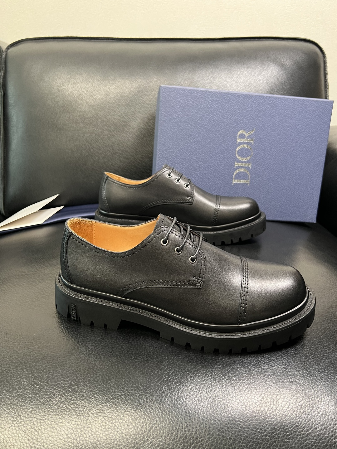 Dior 顶级工艺品 迪奥 专柜同步 原厂配置，意大利进口原版牛皮面料，透气舒适进口水染牛里垫，鞋底：原