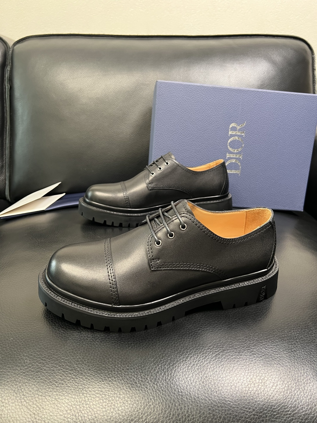 Dior 顶级工艺品 迪奥 专柜同步 原厂配置，意大利进口原版牛皮面料，透气舒适进口水染牛里垫，鞋底：原