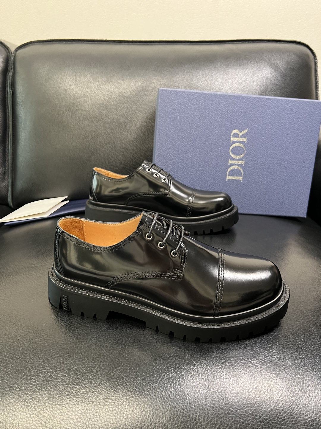 NO:711735,Dior's top handicrafts, Dior counter synchronization, original factory configuration, original cowhide fabric imported from Italy, breathable and comfortable imported water-dyed cowhide lining, soles specially provided by the original factory and super comfortable, original factory high-quality single goods, you can enter and exit the counter at will, welcome to compare counter synchronization, code number 39-44 (order 45 46),, dior, dior, cowhide19860909Dior 顶级工艺品 迪奥 专柜同步 原厂配置,意大利进口原版牛皮面料,透气舒适进口水染牛里垫,鞋底原厂特供原版底超级舒适,原厂跟单货高品质,可随意进出专柜,欢迎对比专柜同步,码数 39-44（订 45 46 ),,dior,dior,cowhide,Men's shoes