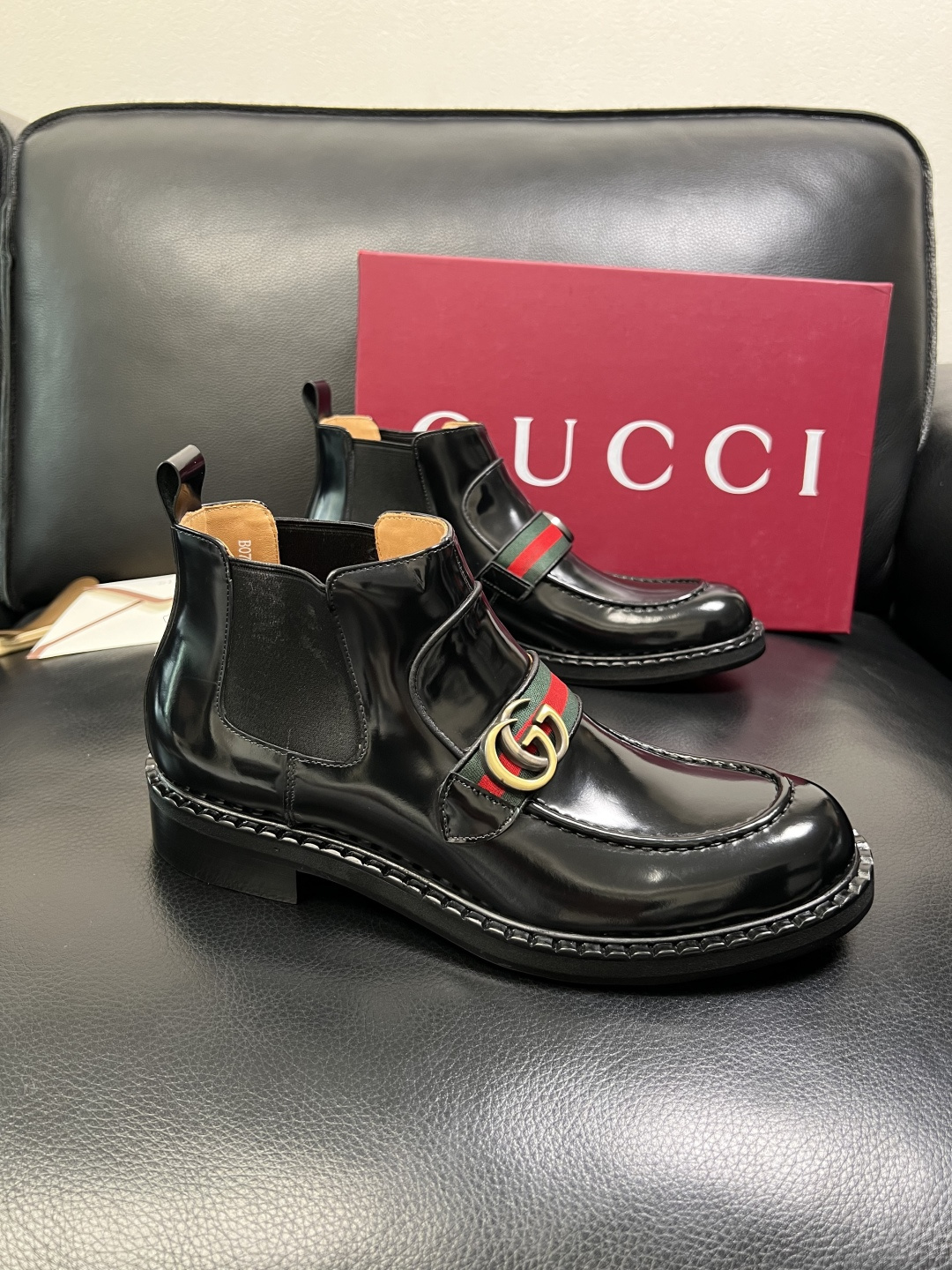 NO:711737,Gucci high-quality top crafts Gucci leather shoes series counter synchronization, original factory configuration, original cowhide imported from Italy, imported water-dyed cowhide, soles specially provided by the original factory and super comfortable, original factory and single goods high quality, welcome to compare and synchronize with the counter, code number 39-44 (customized 38 45 46), gucci, cowhide19860909Gucci 高品质 顶级工艺品 古奇 皮鞋系列专柜同步 原厂配置,意大利进口原版牛皮,进口水染牛里 ,鞋底原厂特供原版底超级舒适,原厂跟单货 高品质,欢迎对比专柜同步,码数 39-44（订做38 45 46）,,gucci,cowhide,Men's shoes
