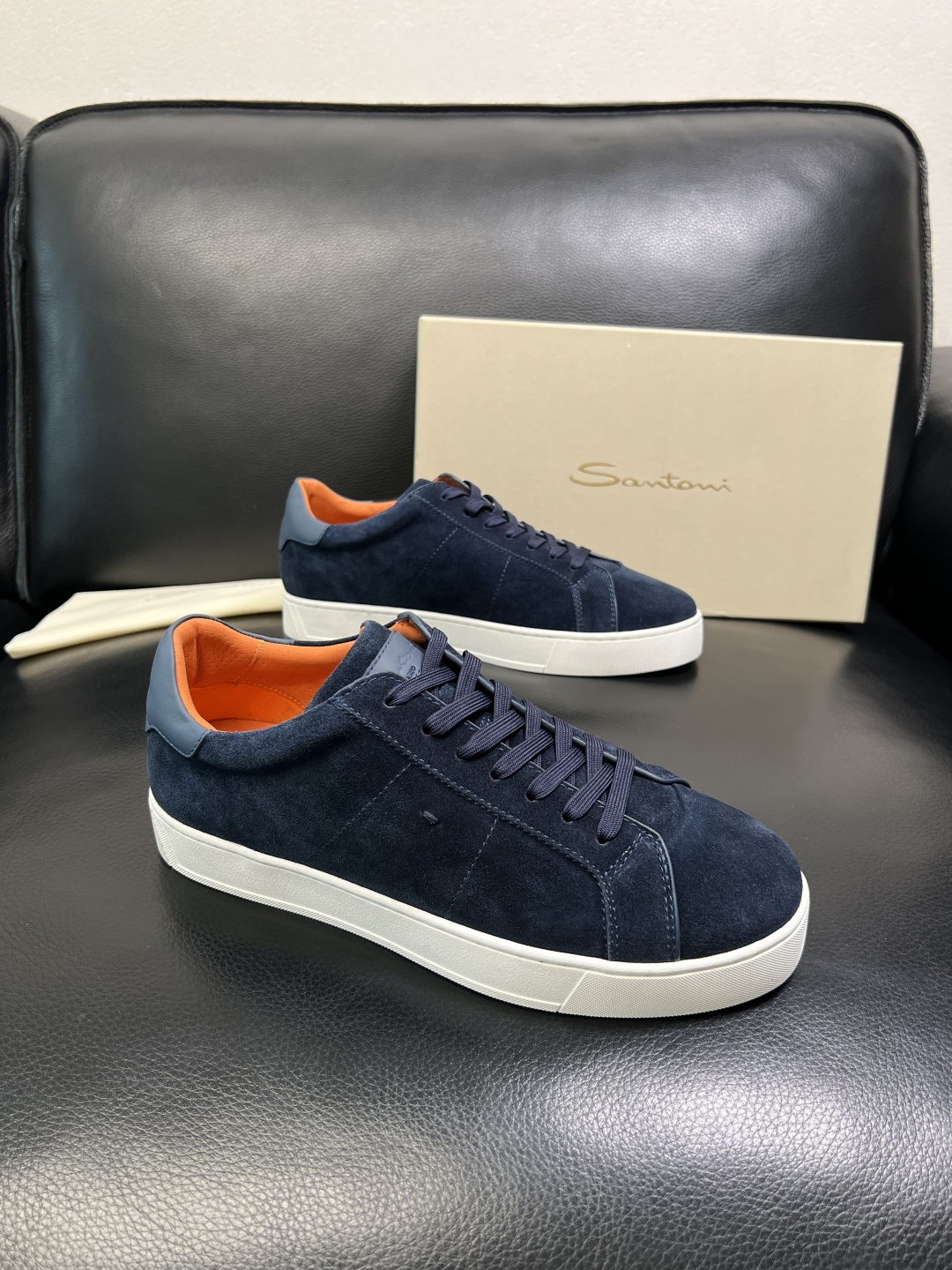 NO:711743,Only code exchanges will not be returned. Santoni high-quality Santoni top handicrafts. New products at the counter are synchronized. Uppers are imported cowhide patchwork fabrics from Italy. Imported water-dyed cowhide inner pads. Original soles are specially provided by the original factory. Exclusive molded soles are super comfortable. Original factory and single goods. High quality. Welcome to compare. Code number 39-44,,cowhide19860909只换码不退 Santoni 高品质 圣东尼顶级工艺品 专柜新品同步,鞋面意大利进口牛皮拼布面料,进口水染牛皮内里垫,鞋底原厂特供原版底,独家活动成型底超级舒适,原厂跟单货, 高品质,欢迎对比,码数 39-44,,cowhide,Men's shoes