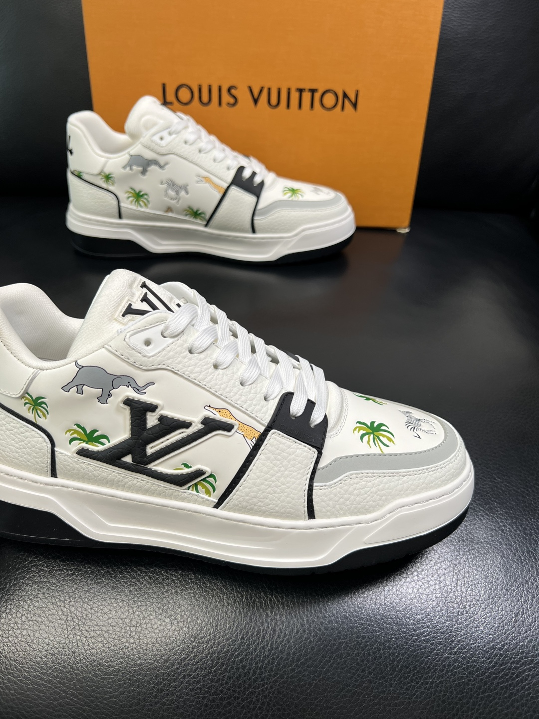 Lv 高品质 顶级工艺品 路易威登，运动板鞋专柜同步，鞋面意大利进口，高品质拼接缤纷色彩复杂工艺品，进口