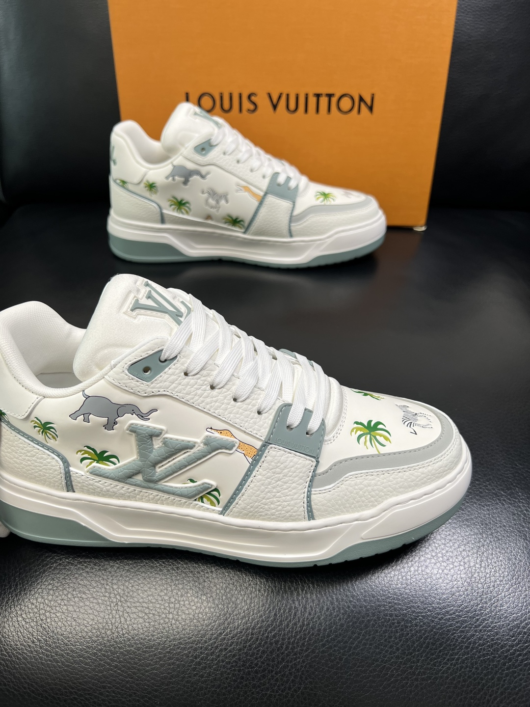 Lv 高品质 顶级工艺品 路易威登，运动板鞋专柜同步，鞋面意大利进口，高品质拼接缤纷色彩复杂工艺品，进口