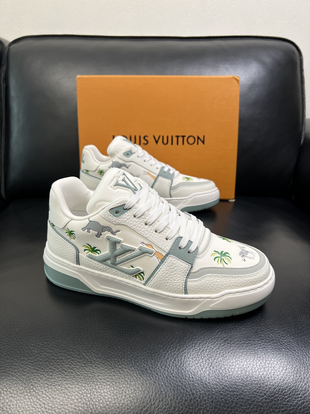 Lv 高品质 顶级工艺品 路易威登，运动板鞋专柜同步，鞋面意大利进口，高品质拼接缤纷色彩复杂工艺品，进口