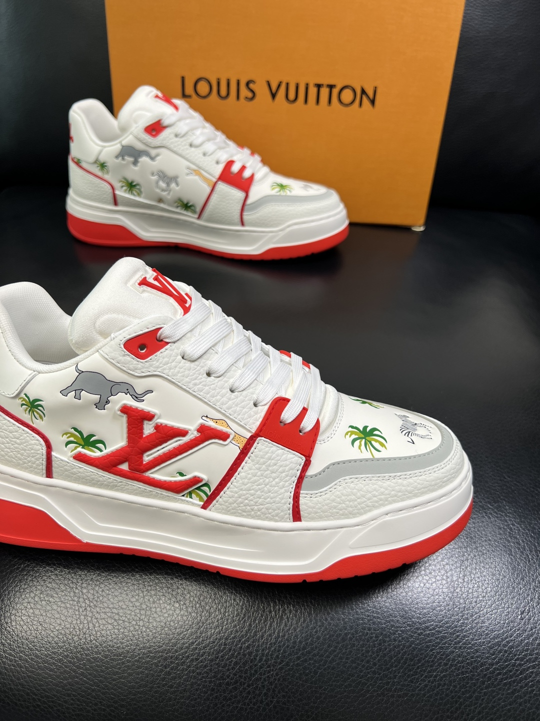 Lv 高品质 顶级工艺品 路易威登，运动板鞋专柜同步，鞋面意大利进口，高品质拼接缤纷色彩复杂工艺品，进口