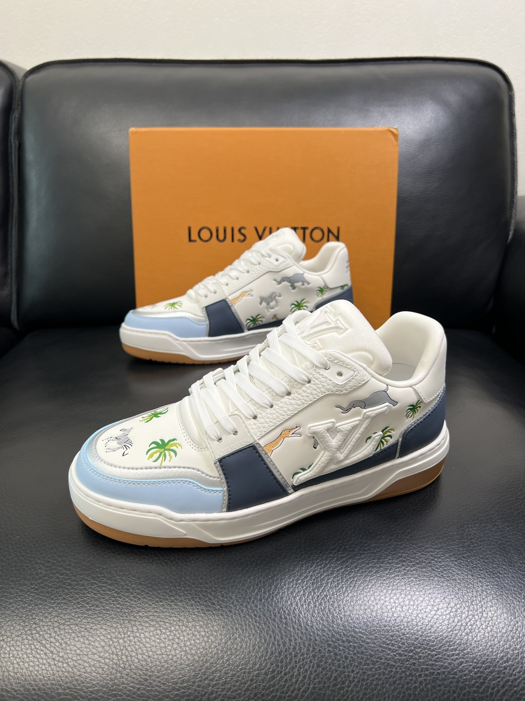 Lv 高品质 顶级工艺品 路易威登，运动板鞋专柜同步，鞋面意大利进口，高品质拼接缤纷色彩复杂工艺品，进口