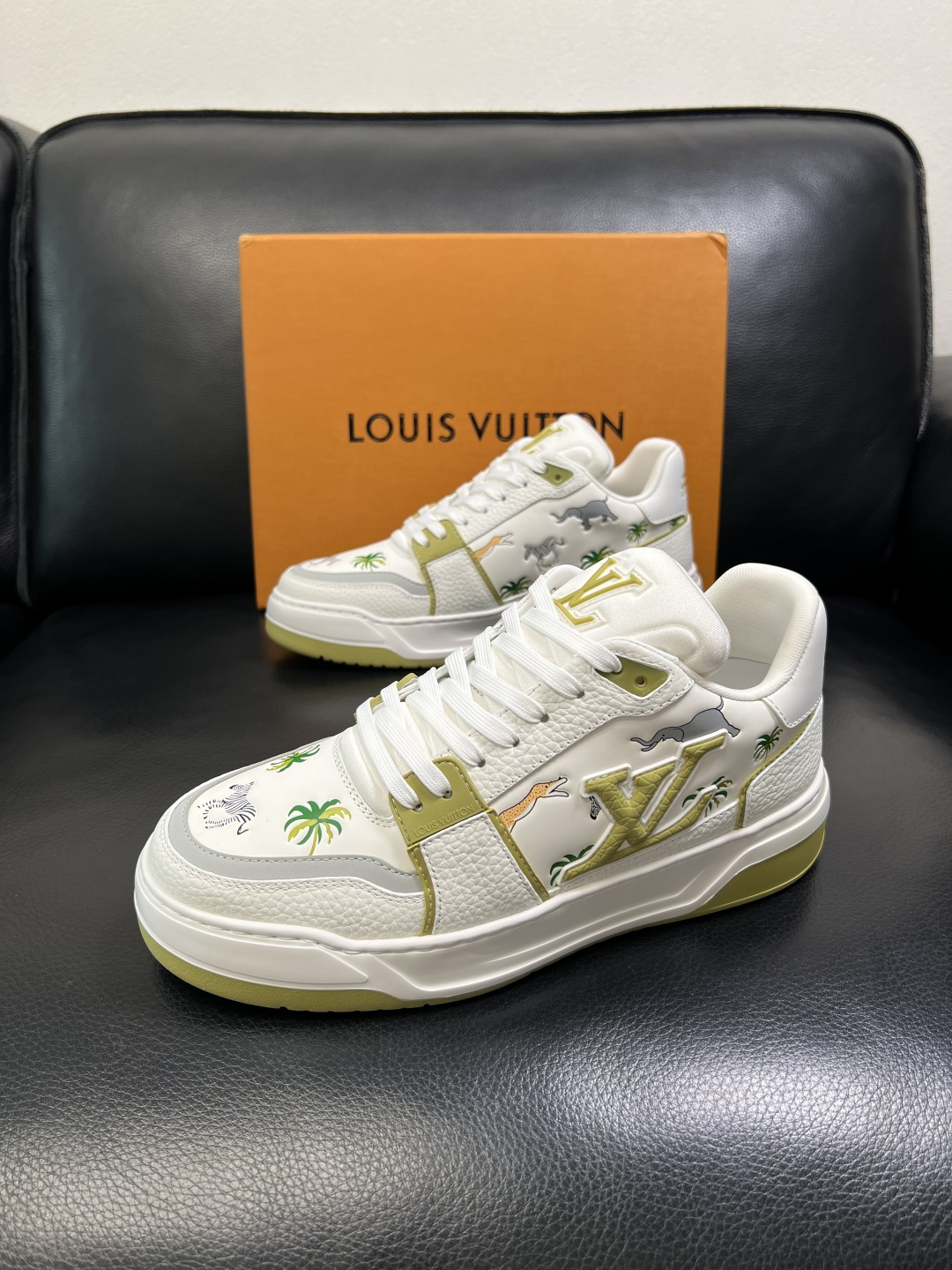 Lv 高品质 顶级工艺品 路易威登，运动板鞋专柜同步，鞋面意大利进口，高品质拼接缤纷色彩复杂工艺品，进口