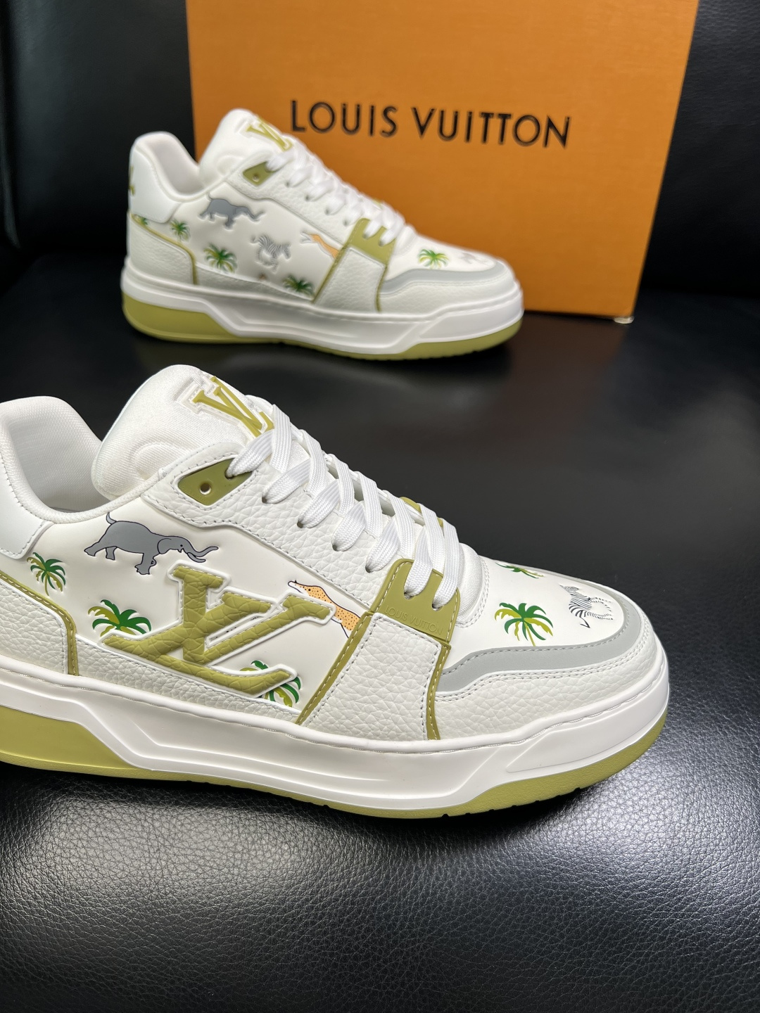 Lv 高品质 顶级工艺品 路易威登，运动板鞋专柜同步，鞋面意大利进口，高品质拼接缤纷色彩复杂工艺品，进口