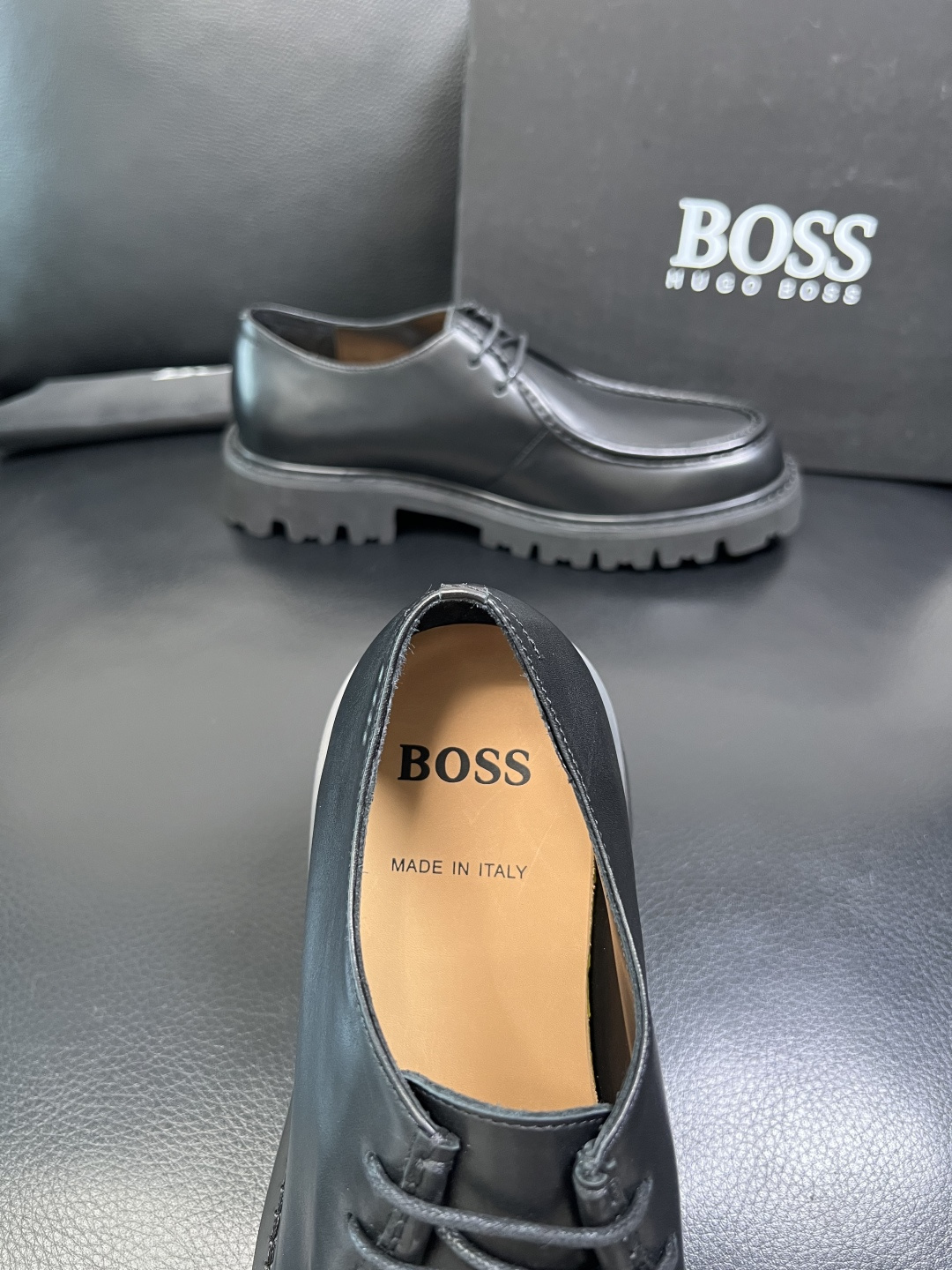 BOSS 高品质 顶级工艺品 博斯 专柜同步原厂配置，意大利进口牛皮面料牛内里垫，高品质拼接复杂工艺，透