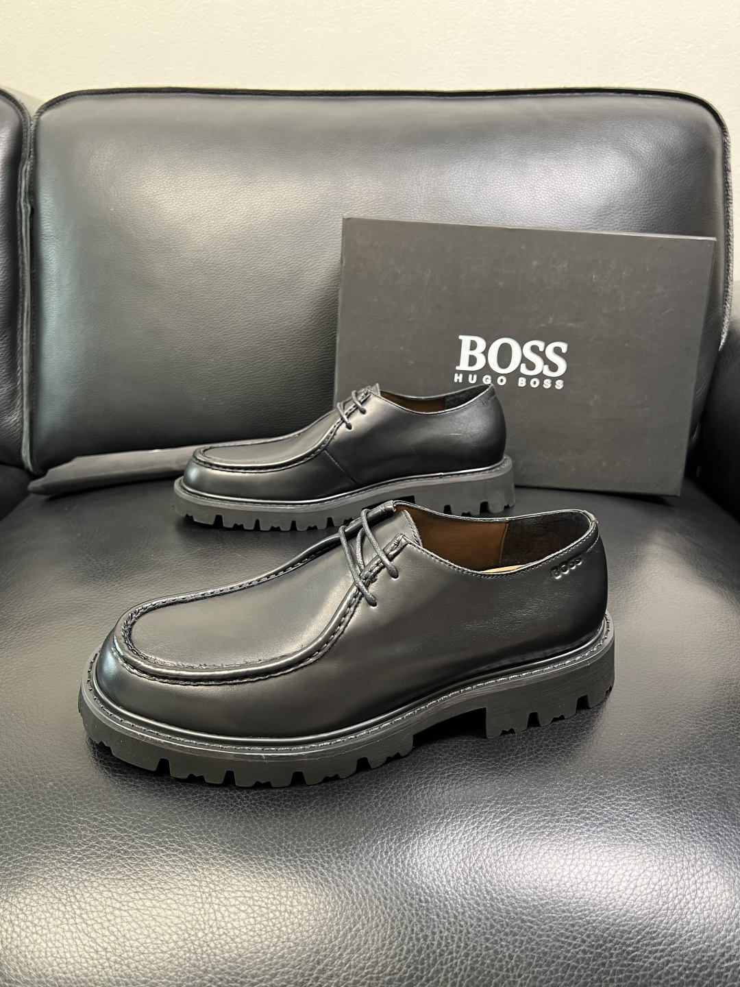 BOSS 高品质 顶级工艺品 博斯 专柜同步原厂配置，意大利进口牛皮面料牛内里垫，高品质拼接复杂工艺，透