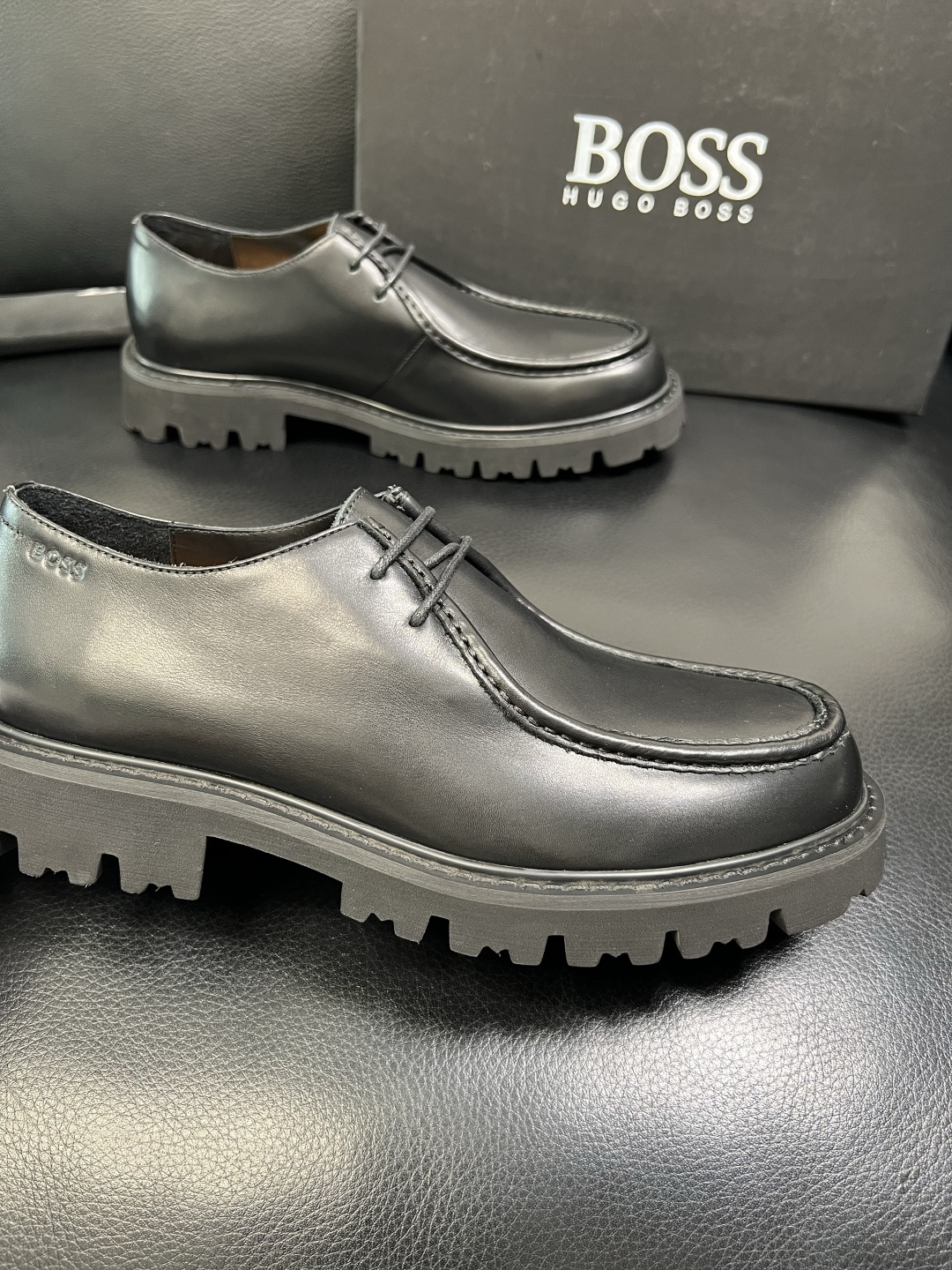 BOSS 高品质 顶级工艺品 博斯 专柜同步原厂配置，意大利进口牛皮面料牛内里垫，高品质拼接复杂工艺，透