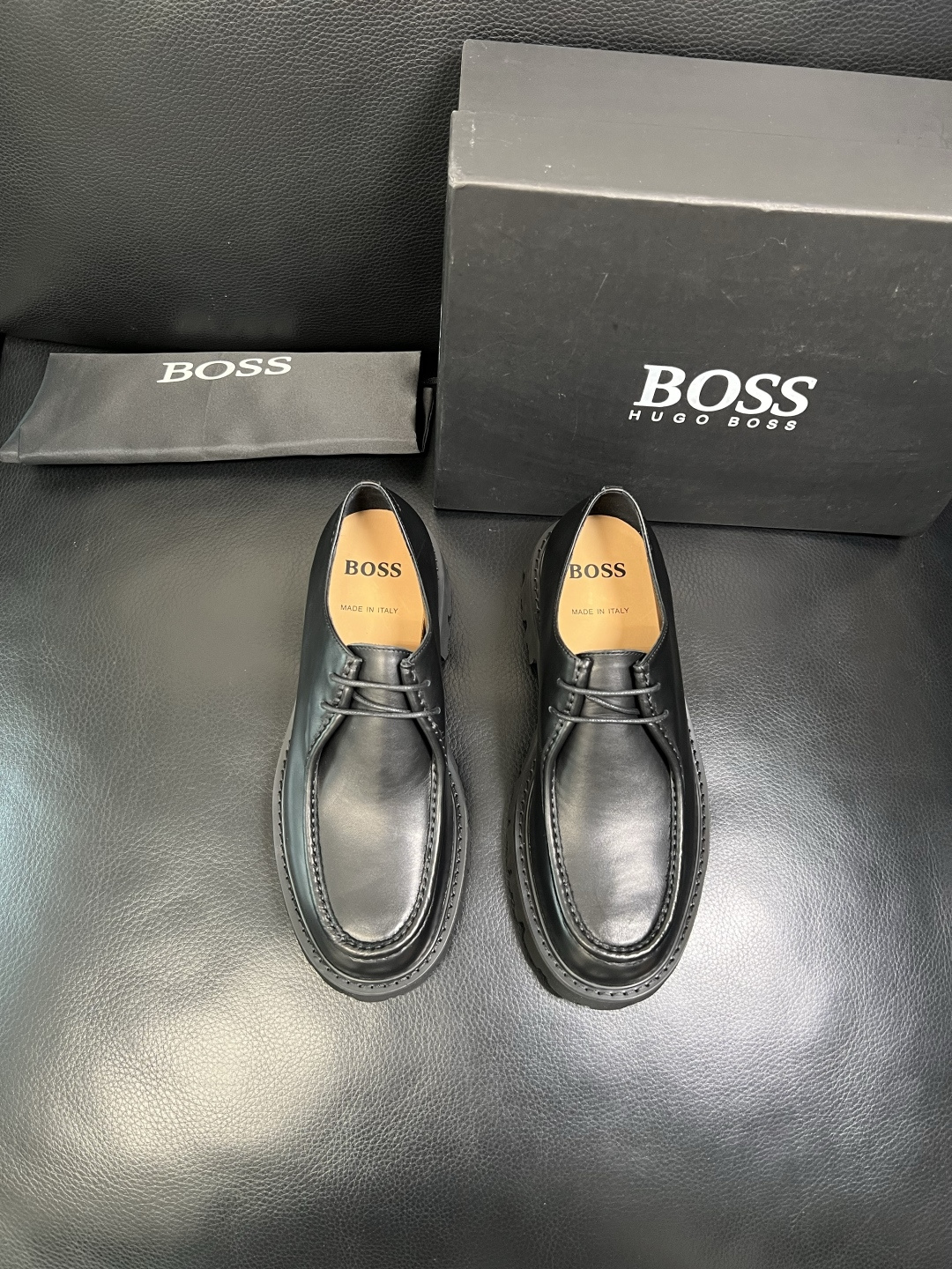 BOSS 高品质 顶级工艺品 博斯 专柜同步原厂配置，意大利进口牛皮面料牛内里垫，高品质拼接复杂工艺，透