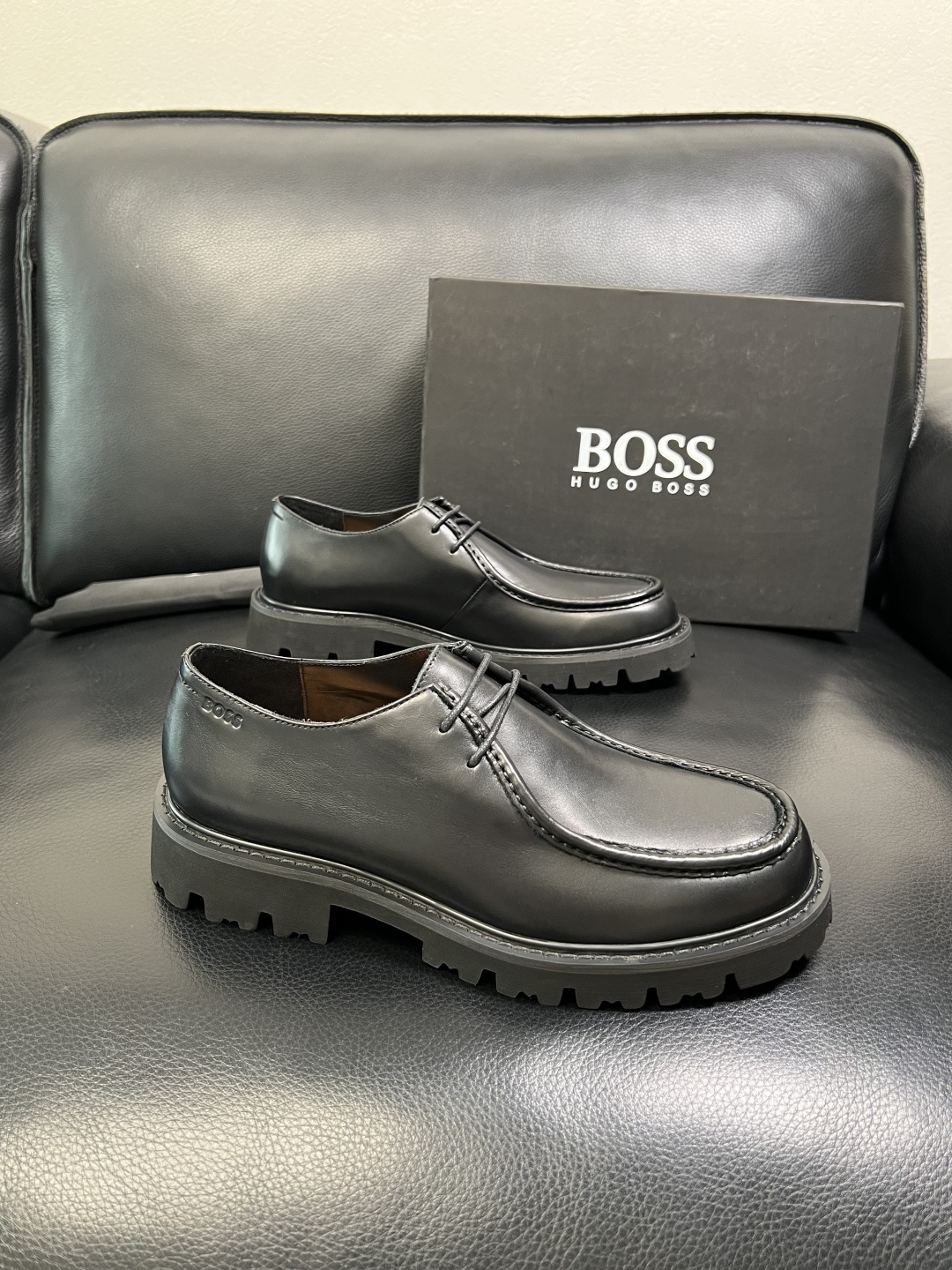 BOSS 高品质 顶级工艺品 博斯 专柜同步原厂配置，意大利进口牛皮面料牛内里垫，高品质拼接复杂工艺，透