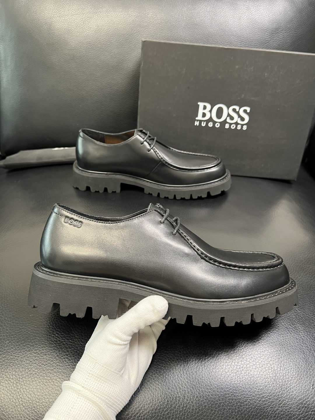 BOSS 高品质 顶级工艺品 博斯 专柜同步原厂配置，意大利进口牛皮面料牛内里垫，高品质拼接复杂工艺，透